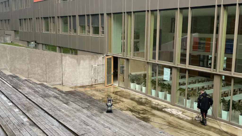 čiščenje šolskega dvorišča in zunanjih površin – izvedba na objektu